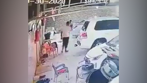 Video: Ô tô đột ngột lùi nhanh trong gara, người đàn ông may mắn thoát chết 