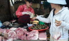 Giá lợn hơi thấp nhất năm, giá thịt ngoài chợ vẫn cao ngất