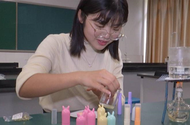 Làm son dưỡng tặng học sinh, cô giáo trẻ bỗng nhiên nổi tiếng