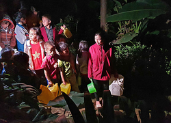 Cô giáo người Bố Y xách từng can nước, 'gieo chữ' nơi khó khăn nhất nước