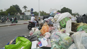 Công nhân vệ sinh môi trường đình công, rác thải ngập tràn phố trung tâm Hà Nội