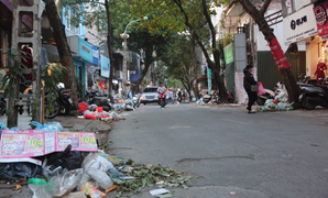 Rác thải chất đống vì công nhân đình công: Chủ tịch phường nói 'nhịn cho xong'