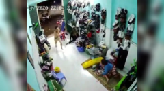 Clip: Nghe tiếng sấm, ông chồng hét lên lao vào lòng vợ