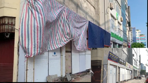 Video: Nhà 'siêu mỏng' trên đường Trường Chinh phủ bạt sau khi bị phản ánh