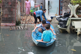 Ảnh: Triều cường liên tục đạt đỉnh, người Sài Gòn dùng xuồng đưa con đi học