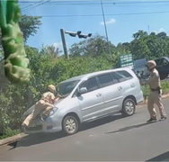 Làm rõ hành vi của lái xe ô tô bỏ chạy bất chấp CSGT bám trước đầu xe