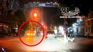 Video: Người đàn ông cởi trần, gào thét rồi nhảy vào đầu xe tải ở Hà Nội