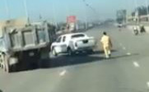 Tài xế xe ben húc xe CSGT rồi tháo chạy ở Đồng Nai