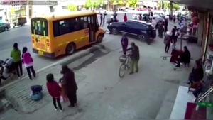 Video: Xe hơi tông nhóm học sinh đứng chờ xe buýt tại cổng trường