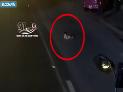 Video: Hoảng hồn em bé bò ra quốc lộ giữa trời tối 