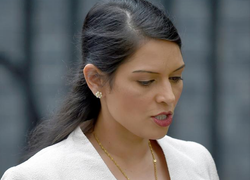 Thủ tướng Anh hứng loạt chỉ trích vì bảo vệ Bộ trưởng 'bắt nạt' cấp dưới