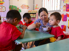 Cô giáo 17 năm bám bản, giải cơn 'khát chữ' cho học trò Điện Biên