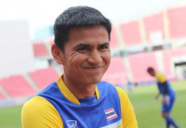 Bầu Đức chỉ gọi 1 cuộc điện thoại, Kiatisak lập tức nhận lời sang HAGL