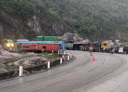 Lật xe khách ở Hòa Bình: Bộ Công an chỉ đạo làm rõ nguyên nhân