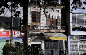 Người đàn ông ném 'bom xăng' sang hàng xóm rồi cố thủ trong nhà