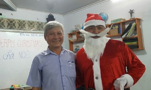 Cảm phục lão nông bán đất lấy tiền mở lớp học tình thương dạy trẻ em nghèo