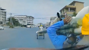 Video: Không chú ý quan sát, xe ô tô hất văng nam công nhân lên nắp capo 