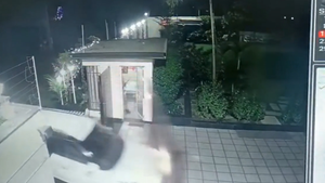 Video: Tài xế Ấn Độ say xỉn, đâm bay cổng an ninh