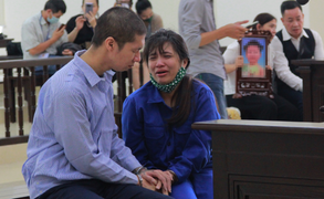 Bé 3 tuổi bị mẹ đẻ, bố dượng bạo hành đến chết: Bà ngoại kháng cáo bản án