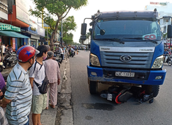 Rợn người cảnh xe máy dừng đèn đỏ bị xe tải cuốn, kéo lê hàng chục mét