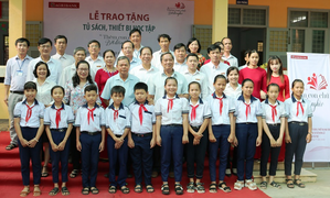 Agribank Bến Tre trao tặng tủ sách, thiết bị học tập tại Trường THCS Hưng Lễ