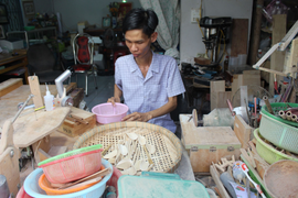 Ngắm những 'tuyệt phẩm' nhỏ xíu từ tre của chàng trai khuyết tật ở miền Tây