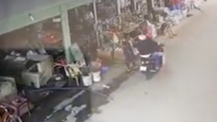 Video: Vờ mua hàng, hai tên cướp giật dây chuyền của người phụ nữ giữa chợ