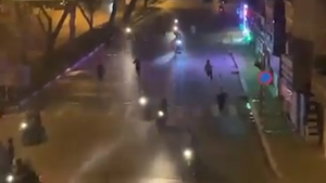 Video: Nhóm thanh niên chạy xe máy, cầm gậy, rượt đuổi nhau náo loạn phố Hà Nội
