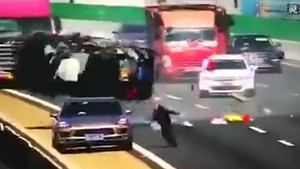 Video: Kinh hoàng khoảnh khắc xe tải tông xe hơi lộn nhiều vòng rồi rơi khỏi cầu