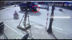 Video: Chờ đèn đỏ, xe máy bị xe tải tông, kéo lê gần 50m tại Đà Nẵng