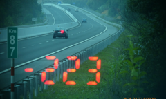 Bị phạt 11 triệu đồng, tài xế xe con chạy tốc độ 223km/h nói 'do đường đẹp quá'