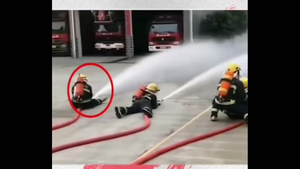 Vòi nước quá mạnh kéo tuột chàng lính cứu hoả
