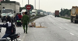 Chờ sang đường trên Quốc lộ 5, học sinh lớp 2 bị xe tải tông chết thương tâm