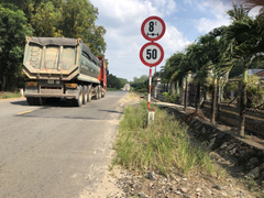 Xe chở cát quá tải chạy ầm ầm ngày đêm, cày nát đường tỉnh lộ ở Bình Dương