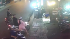Clip: Chồng ngã chổng vó khi vợ 'ngứa tay' vặn ga xe máy