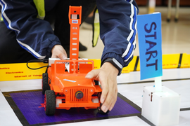 Nghẹt thở theo dõi cuộc đua ô tô mô hình tự chế của sinh viên