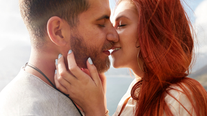 Vì sao chúng ta thường nhắm mắt khi hôn?