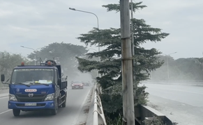 Kinh hãi cảnh bụi bay mù mịt, trắng xoá con đường ở TP.HCM do đơn vị thi công ẩu