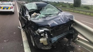 Video: Tài xế ngủ gật, xe hơi tông thẳng vào đuôi xe tải cùng chiều