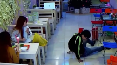 Clip: Mất mặt với gái xinh vì cú ngã trời giáng