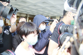 'Vua hài' Châu Tinh Trì bị vây kín, xô đẩy sau khi rời tòa án