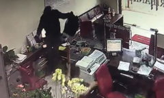 Truy tìm kẻ bịt mặt vào ngân hàng hô to: 'Lựu đạn đây, tiền để đâu?'