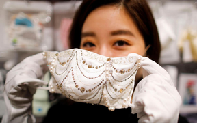 Video: Cận cảnh khẩu trang đính kim cương giá gần 10.000 USD ở Nhật Bản