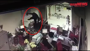 Video: Khoảnh khắc tên cướp đeo khẩu trang tấn công ngân hàng ở Đồng Nai