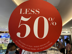 Chen nhau mua hàng giảm giá trong ngày Black Friday tại TP.HCM