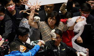 Tranh cãi về thịt lợn, nghị sỹ Đài Loan ném lòng lợn giữa phiên họp nghị viện