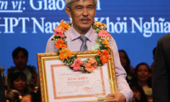 Người thầy tốt nghiệp đại học ở tuổi 40, chống chọi ung thư để lên bục giảng