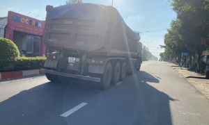 Video: Xe chở cát quá tải lộng hành tại Bình Dương, cơ quan chức năng ở đâu?