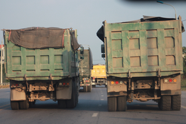 Đoàn xe cơi nới thành thùng, dàn hàng trên quốc lộ khiến dân Quảng Ninh kinh hãi