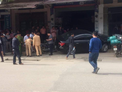 Ô tô tông xe máy làm một người văng lên nóc nhà